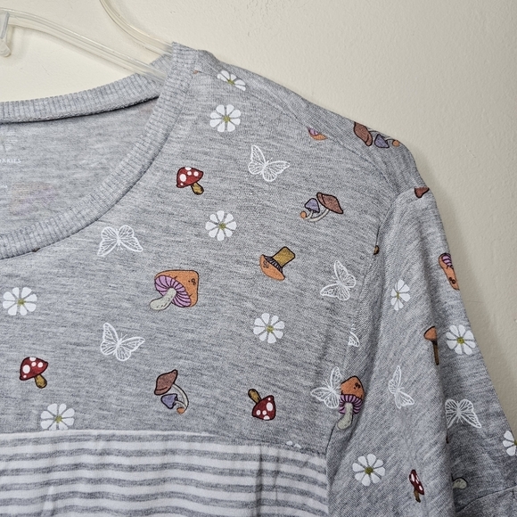 No Boundaries Tied Waist Mushroom Graphic Tee Size  Medium (7-9) - Picture 4 of 8